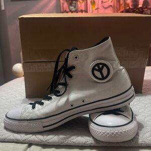 White converse Seek Peace unisex Men’s 10.5 Woman’s 12.5